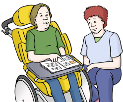 Frau sitzt neben Frau im Rollstuhl, die in einem Buch liest.